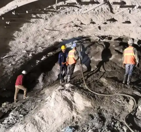 梅江拱顶带模注浆料的施工流程及注意事项